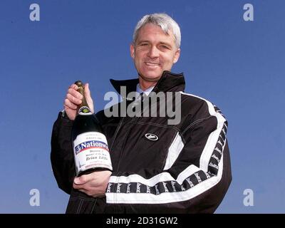 Nach fünf Siegen in Folge erhält Brian Little, Manager von Hull City, im Februar die Auszeichnung „Nationwide Manager of the Month“. Er hat den Club von der Abstiegszone weggelenkt und das Team trotz der finanziellen Probleme des Clubs in die Top 8 gedrängt. * 27/02/02 Hull haben sich nach weniger als zwei Jahren im Boothferry Park von Manager Brian Little getrennt. Auf der offiziellen Webseite des Clubs lautete eine Erklärung des Vorsitzenden Adam Pearson: „Es ist mit großer Enttäuschung, dass ich den Austritt von Manager Brian Little und seinen beiden Assistenten Kevan Smith und Dav ankündigen muss Stockfoto