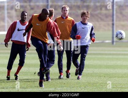 DIESES BILD KANN NUR IM RAHMEN EINER REDAKTIONELLEN FUNKTION VERWENDET WERDEN. KEINE WEBSITE-/INTERNETNUTZUNG, ES SEI DENN, DIE WEBSITE IST BEI DER FOOTBALL ASSOCIATION PREMIER LEAGUE REGISTRIERT. Arsenals Patrick Vieira (zweite links) passiert das Ballfeld während eines leichten Trainings in London Colney. Arsenal spielen Spartak Moskau 06/03/01 in Highbury in einem Champions-League-Spiel. Stockfoto