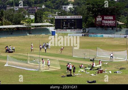 England üben beide Seiten des Test Match Wicket in Kandy, Sri Lanka. England spielt Sri Lanka im 2. Testspiel, das am Mittwoch beginnt. Stockfoto