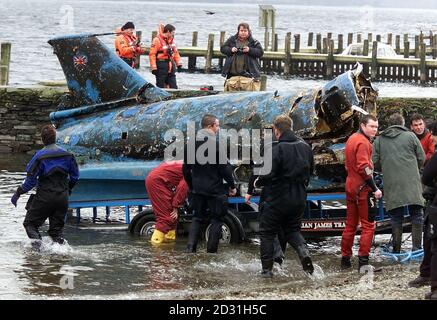 Das Wrack von Donald Campbells Jet-powered Boot Bluebird brachte an Land Coniston Wasser im Lake District, inmitten einer Operation, um das Schiff zu erhöhen. Campbells Bluebird-Wasserflugzeug stürzte im Januar 1967 bei Coniston Water ab, während er versuchte, einen Geschwindigkeitsrekord im Wasser zu brechen. Stockfoto