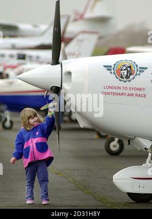 Polly Walker, 3, vergleicht ihr Modellflugzeug mit einer der Teilnehmerinnen des London to Sydney Air Race im Biggin Hill Airfield, Kent. Insgesamt 38 fliegende Enthusiasten mit Propellermaschinen werden eine der härtesten Routen der Luftfahrt rund um die Welt * bewältigen, die am 11. März 01 beginnt. Stockfoto