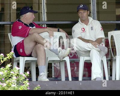 England Cricket-Trainer Duncan Fletcher (links) chattet mit Kapitän Nasser Hussain, während sie auf dem Balkon der Umkleidekabine sitzen, bevor die letzten Tage des 2. Tests im Asgiriya Stadium, Kandy, in Sri Lanka beginnen. Stockfoto