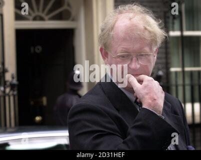 Ben Gill, Präsident der nationalen Bauernunion, traf in der Downing Street mit Premierminister Tony Blair zusammen. Blair begann eine Reihe von Gesprächen mit Landwirten, die von der Maul- und Klauenseuche betroffen waren. * Er wird auch Treffen mit Vertretern von außerhalb der Industrie, wie Spediteuren und Hoteliers, abhalten, die stark vom Ausbruch betroffen sind. Stockfoto