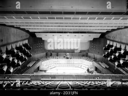 ROYAL FESTIVAL HALL 1951: Jetzt ist die Royal Festival Hall, die aktuellste Konzerthalle der Welt, bereit, ihren Platz im Londoner Musikleben zu nehmen. Die Halle ist die einzige ständige Struktur, die zum Festival of Britain gehört. Hier ist der riesige Zuschauerraum, ein Merkmal davon sind die 'id-Air' Boxen. Stockfoto