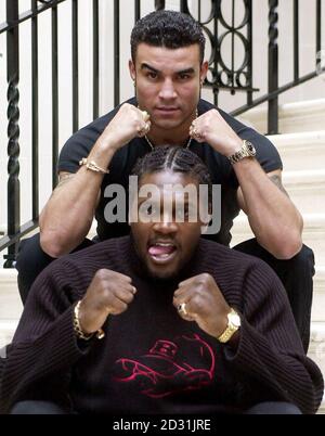 Olympiasiegerin Audley Harrison (vorne) und britischer Boxer Robin Reid in London. Harrisons erster Profi-Kampf, der in der Wembley Arena ausgetragen wird, wird Reid auf der Karte zeigen. * sowie eine Vielzahl anderer junger britischer Boxtalente wie Nicky Cook, Mark Payne und David Walker. Stockfoto