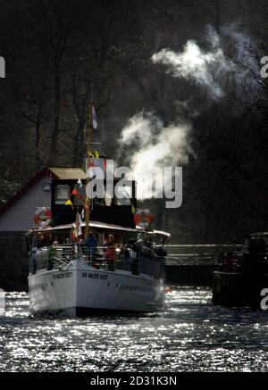 Das 101 Jahre alte Dampfschiff SS Sir Walter Scott beginnt seine Sommersaison am Loch Katrine bei Aberfoyle, nachdem es im Winter renoviert wurde und aufgrund der Einschränkungen aufgrund der Maul- und Klauenseuche wieder Besuchereinrichtungen am Pier eröffnet hat. * gebaut von WM Denny und Brothers in Dumbarton, wurde das Schiff am 31. Oktober 1899 zum Preis von 4,269 gestartet. Stockfoto