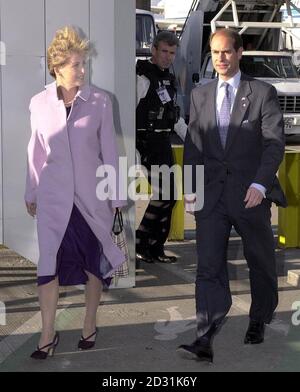 Der Graf und die Gräfin von Wessex kommen nach einem offiziellen Besuch am Golf am Londoner Flughafen Heathrow an. Stockfoto