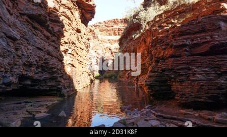 Spider Walk Canyon Wanderung durch die Hancock Gorge des Karijini National Park in Western Australia. Stockfoto