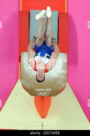 Der Großbritanniens Kristian Thomas tritt beim Artistic Gymnastics Men's All Round Finale in der North Greenwich Arena in London am Gewölbe an Stockfoto