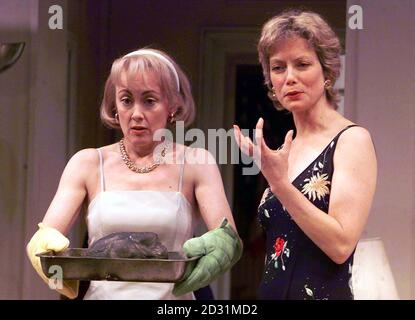 Eine Vorschau auf das Apollo Theater in der Shaftesbury Avenue, London, von "The Female Odd Couple", mit Schauspielerinnen Paula Wilcox (links) als Florenz, und Jenny Seagrove als Olive. Das Stück basiert auf dem Film "das seltsame Paar", mit Walter Matthau und Jack Lemmon. * ...die wiederum auf dem ursprünglichen Bühnenstück von Neil Simon basiert. Stockfoto