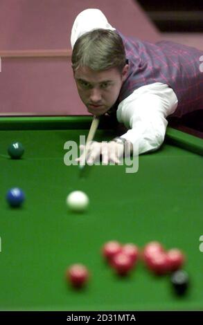 Stephen Hendry am Tisch in seinem Spiel gegen Mark Davis während der Abendveranstaltung bei den Embassy World Snooker Championships im Crucible, Sheffield. Stockfoto