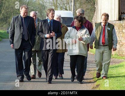 Blair besucht die von der Maul- und Klauenseuche betroffenen Landwirte in den Midlands auf einen kurzen Besuch. Er besuchte das kleine Dorf Marston in South Derbyshire in Dove, wo an allen Betrieben infolge der Krankheit Bestände geschlachtet wurden. * der Premierminister flog in den nahe gelegenen Flughafen East Midlands, bevor er die kurze Reise zu David und Pamela Smith und Gerald und Mary Salt machte, die zwischen ihnen mehr als 700 Schafe und Rinder verloren. (l/r) Mark Todd M.P, Gerald Salt - Grange Farm, Tony Blair, Mary Salt - Grange Farm, Pamela Smith - Ivy Farm, David Smith - Ivy Farm und Pete Stockfoto