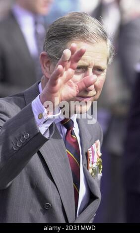 Der Prinz von Wales winkt heute Nachmittag im Legislativgebäude in Regina, Kanada, zu den Verfegern. Prinz Charles flog von Ottawa in die Provinz Saskatchewan, am 2. Tag seiner 6-tägigen Nordamerika-Reise. Stockfoto