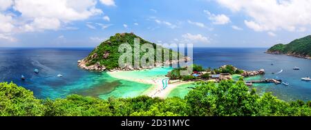 Panoramablick von der Spitze des Berges der Insel Koh Tao in Thailand. Panorama der Insel Koh Nang Yuan in Suratthani, südlich von Thailand. Stockfoto