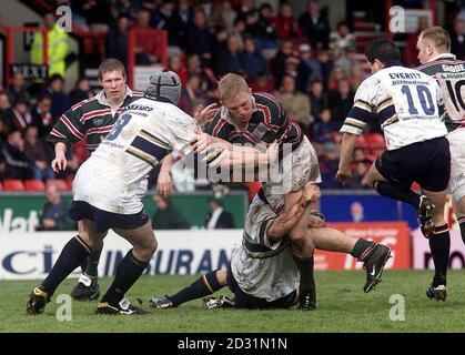 Leicester Tigers Lewis Moody (Mitte) wird vom Londoner Iren Ryan Strudwick (unten) und Declan Danaher (links) während des Zurich Championship Quarter Final in der Welford Road, Leicester, angegangen. Stockfoto