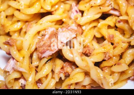 Italienische Pasta mit frischem Fleisch in weißen Gericht in der Nähe serviert Ansicht nach oben Stockfoto