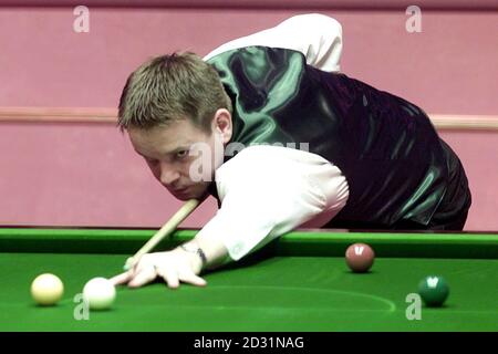 Joe Swail im Einsatz gegen Patrick Wallace während des Viertelfinales der Botschaft-Snooker-Weltmeisterschaft im Crucible Theatre, Sheffield. Stockfoto