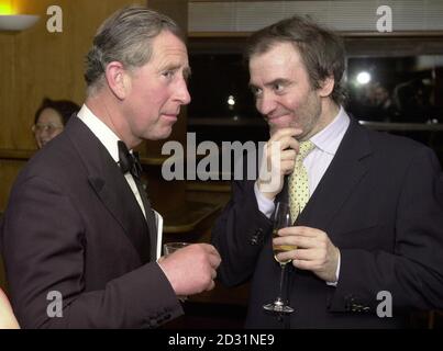 Der Prinz von Wales chattet mit dem russischen Dirigenten Valery Gergiev, backstage in der Royal Festival Hall. Der Prinz und der Dirigent trafen sich nach dem Konzert zum 50. Geburtstag im Wahrzeichen von South London. Stockfoto