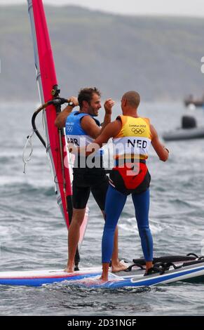 Der britische Nick Dempsey (links) feiert seinen Silbermedaillengewinner mit dem Niederländer Dorian Van Rijsselberge, der bei den Olympischen Spielen in Weymouth Bay Gold in der RS:X-Klasse der Männer gewann. Stockfoto