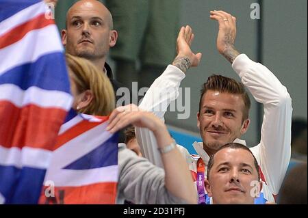 David Beckham applaudiert dem britischen Tom Daley, der am 15. Tag der Olympischen Spiele 2012 in London seine Bronzemedaille im Men's 10m Platform Final im Aquatics Centre feiert. Stockfoto