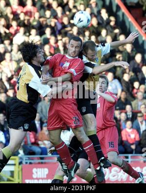 Steve Watts von Leyton Orient (zweiter links) kämpft mit Rob Matthews von Hull City und Gary Brabin (rechts) im Halbfinale der zweiten Etappe der Division Three in Brisbane Road, London, um den Ball. Stockfoto