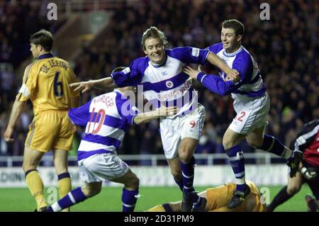 Reading's Martin Butler (Mitte) feiert den Ausgleich mit Jamie Cureton (rechts) und Nicky Forster (links) gegen Wigan Athletic während des Halbfinalspiels der Division Two Play-Off Second Leg im Madejski Stadium, Reading. Stockfoto