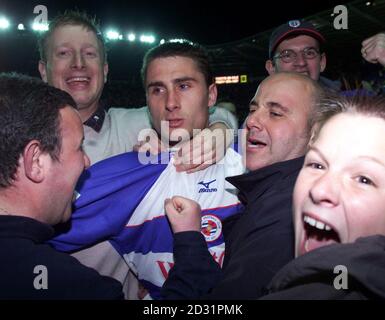 Nicky Forster feiert mit Reading-Fans, nachdem er einen Gewinner in letzter Minute gegen Wigan während des Halbfinalspiels der zweiten Etappe der Division Two im Madejski-Stadion Reading erzielt hat. Stockfoto