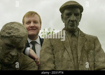 Vorsitzender der Liberaldemokratischen Partei, Charles Kennedy, mit einer Statue von Bauern in Hatherleigh in West Devon, im Vorfeld der Parlamentswahlen am 7. Juni. * Mr. Kennedy griff Labours Manifest zum "Moorstandard" an und brandmarkte die Pläne der Tories "voller Löcher", als er ein Maßnahmenpaket enthüllte, um den bedrängten britischen Landwirten zu helfen, einschließlich eines 100 Millionen Notentschädigungsfonds. Stockfoto