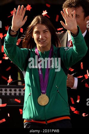 Katie Taylor aus der Republik Irland mit ihrer olympischen Goldmedaille bei einer Heimkehr in ihrer Heimatstadt Bray, Grafschaft Wicklow. Stockfoto