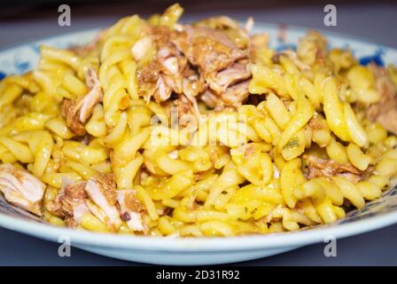 Italienische Pasta mit frischem Fleisch in weißen Gericht in der Nähe serviert Ansicht nach oben Stockfoto