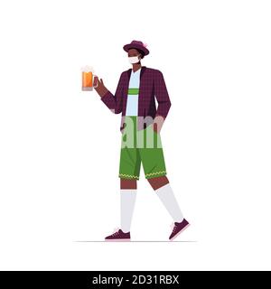 Mann in medizinische Maske hält Bierkrug Oktoberfest Party Feier Coronavirus Quarantäne Konzept african american guy in deutscher traditioneller Kleidung Vektordarstellung in voller Länge Stock Vektor