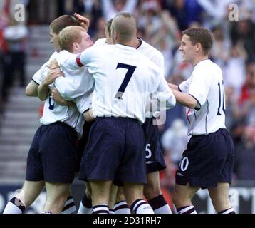 Der Engländer Paul Scholes (zweiter links) feiert das Eröffnungstreffer mit David Beckham (7) und Michael Owen (rechts) während der Nationwide Friendly International im Pride Park, Derby zwischen England und Mexiko. Stockfoto