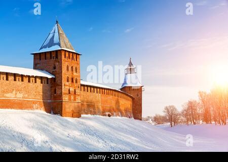 Nowgorod Kreml in kalten Winter verschneiten Tag in Weliki Nowgorod, Russland. Winterlandschaft von Nowgorod der große. Stockfoto