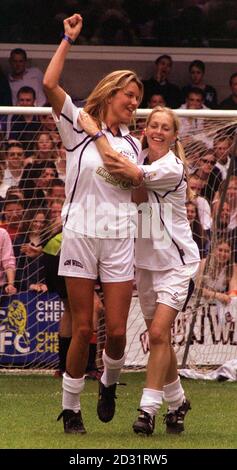 Penny Lancaster, Freundin des Rocksängers Rod Stewart, feiert mit Teamkollege Helen Chamberlain (rechts), nachdem sie ihr Spiel während des berühmten Football-Turniers Music Industry Soccer Six 2001 im Stamford Bridge Ground des FC Chelsea gewonnen hat. Stockfoto