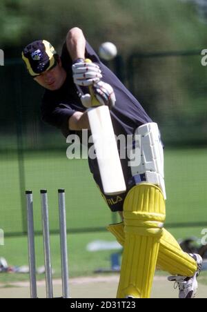 Australiens Kapitän Steve Waugh, der in der New Road, Worcester, als Taook-Teil in ihrer ersten Nets-Session in die Netze geschlagen hat, bevor sie England im Juni 2001 antritt. Stockfoto