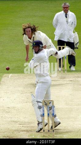 Yorkshire's Ryan Sidebottom holt den Ball am Glamorgan-Batman Jimmy Maher beim County Championship Match gegen Glamorgan in St. Helen's, Swansea vorbei. Stockfoto