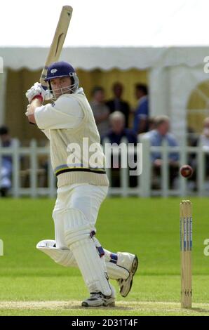 Yorkshire's Darren Lehmann bekommt den Ball weg Platz, während der County Championship Spiel gegen Glamorgan in St. Helen's, Swansea. Stockfoto