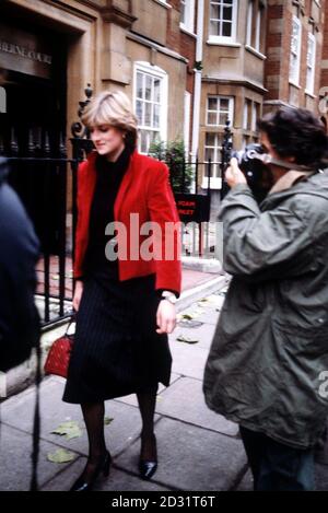 LADY DIANA SPENCER 1980: Lady Diana Spencer, 19, die jüngste Tochter von Earl Spencer, wird von der Presse in der Nähe ihres Hauses in Knightsbridge verfolgt, nachdem sie spekuliert hatte, dass sie sich romantisch mit dem Prinzen von Wales verstrickt habe. Stockfoto