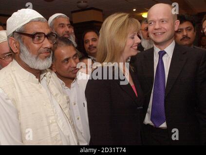 William Hague, Vorsitzender der konservativen Oppositionspartei (rechts), trifft in Begleitung seiner Frau Ffion in Bradford die Führer der muslimischen Gemeinschaft. Stockfoto