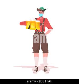 Mann in medizinische Maske hält Bierkrüge Oktoberfest Party Feier Coronavirus Quarantäne Konzept Kerl in deutscher traditioneller Kleidung voller Länge vektorgrafik Stock Vektor