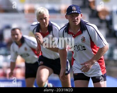 Der britische und irische Löwe Neil Jenkins wartet auf einen Pass während der Lions-Trainingseinheit im Dairy Farmer Stadium Townsville, bevor es gegen die Präsidenten XV geht Stockfoto