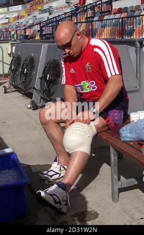 Der britische und irische Löwe Phil Greening schnallen sich vor dem Lions Training im Dairy Farmer Stadium Townsville sein verletztes Knie vor dem Spiel gegen die Präsidenten XV. Stockfoto