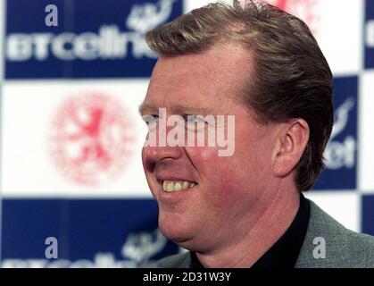 Der ehemalige Manchester United-Assistent Steve McClaren wird im Riverside Stadium 2001 als neuer Manager des FC Middlesbrough vorgestellt. Er übernimmt die Übernahme von Bryan Robson und Terry Venables, die beide Ende der letzten Saison den Club verlassen haben. Stockfoto