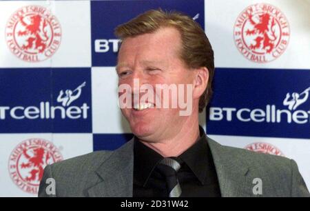 Der ehemalige Manchester United Assistant Steve McClaren wird heute, 2001, als neuer Manager des Middlesbrough FC im Riverside Stadium vorgestellt. Er übernimmt die Übernahme von Bryan Robson und Terry Venables, die beide am Ende der letzten Saison aus dem Club ausgingen. Stockfoto