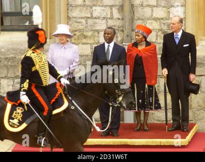 Präsident und Frau Mbeki von Südafrika mit der britischen Königin Elizabeth II. Und dem Herzog von Edinburgh während der Zeremonie zur Ankunft des Staates im Schloss Windsor. Berittene Division der Rettungsschwimmer, Blues und Royals und der Königstruppe Royal Horse Artillery. Stockfoto