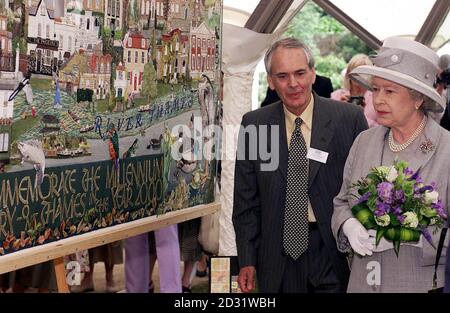 Die britische Königin Elizabeth II. Besucht die Sunbury Millennium Embroidery im ummauerten Garten, Sunbury on Thames, Middlesex, mit David Brown, dem Vorsitzenden und Anstifter des Projekts. *...die Stickerei, die 200 Menschen fünf Jahre dauerte, um zu nähen, stellte die Geschichte und Wahrzeichen des Dorfes dar, darunter eine lokale Eibe, die von Charles Dickens in Oliver Twist geschrieben wurde, das Haus, in dem Edward VIII Freda Dudley-ward vor seiner nächsten Liebe Wallis Simpson umworben hat, Und der jetzige Dorfunterpostmeister Albert Skinner. Stockfoto