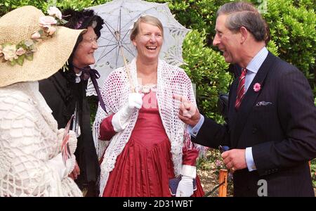 HRH der Prinz von Wales trifft Mitglieder der East Cowes Heritage Group in viktorianischer Tracht bei seinem Besuch im Osborne House auf der Isle of Wight. *...Osborne war Königin Victorias Inselrefugium und der Ort, an dem sie 1901 starb. Prinz Charles besichtigte das Haus, in dem umfangreiche Renovierungen stattgefunden haben, um das hundertjährige Jubiläum seit dem Tod des längsten regierenden Monarchen Großbritanniens zu gedenken. Stockfoto