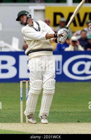 Worcestershires Graeme Hick erhakt einen Schuss mit geschlossenen Augen, um sein Jahrhundert gegen Warwickshire zu erreichen, am zweiten Tag des Cricinfo Championship Division Two-Spiels in New Road, Worcester. Stockfoto