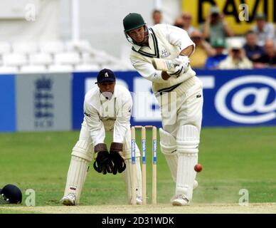 Worcestershire's Graeme Hick (rechts) spielt eine Coverdrive mit Warwickshires Wicketkeeper Keith Piper, der am zweiten Tag des Cricinfo Championship Division Two-Spiels in New Road, Worcester, zuschaut. Stockfoto