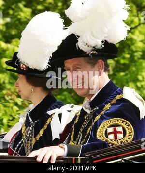 S.H. der Prinz von Wales und die Prinzessin Royal in Ein geöffneter Oberwagen, der nach dem Besuch zum Schloss Windsor zurückkehrt Die Royal Garter Zeremonie in St. George's Chapel in Windsor Stockfoto